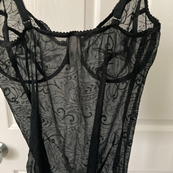 34C-Victoria Secret sexy merrywidow with built in garters. - Picture 7 of 7